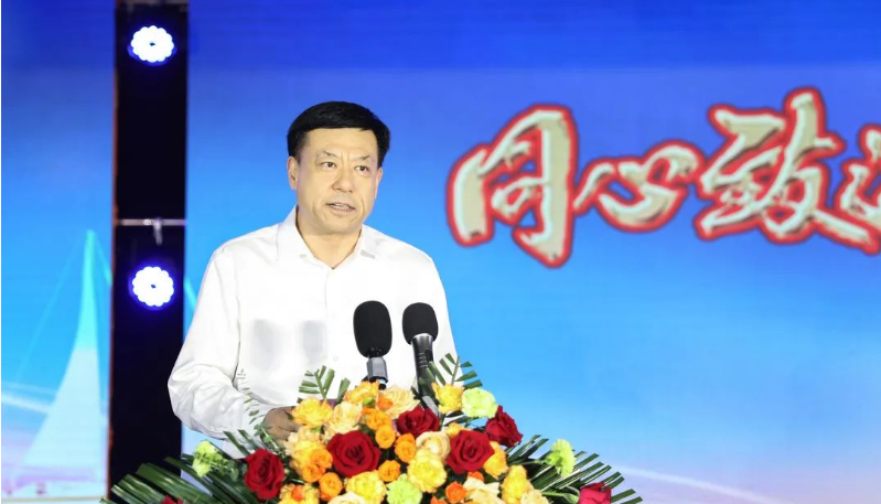 侯宇剛在致辭中指出，豐源輪胎公司重組投產(chǎn)10周年是企業(yè)發(fā)展史上的一個里程碑，具有巨大的變革意義。面對當前新形勢和任務，豐源輪胎公司努力抓住新能源汽車快速發(fā)展和資本市場深刻變革的機遇，致力于成為中國橡膠工業(yè)的標桿企業(yè)。