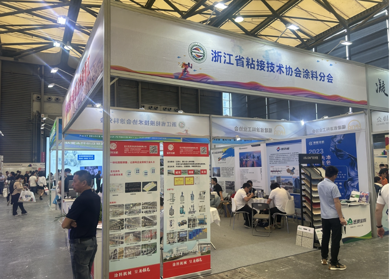 近日，浙江省粘接技術(shù)協(xié)會(huì)涂料分會(huì)聯(lián)合浙江地區(qū)涂料企業(yè)，共同參展本屆涂料展覽會(huì)，旨在加強(qiáng)與全國涂料產(chǎn)業(yè)鏈同仁的技術(shù)研發(fā)、產(chǎn)學(xué)研合作、技術(shù)服務(wù)和創(chuàng)新成果轉(zhuǎn)化等方面的合作。據(jù)了解，該分會(huì)的展位吸引了眾多參展觀眾駐足體驗(yàn)、洽談，展位活躍度較高。