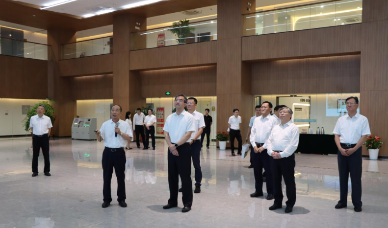 山東省委常委、省政府副省長(zhǎng)曾贊榮率領(lǐng)代表團(tuán)蒞臨金能化學(xué)進(jìn)行參觀考察。