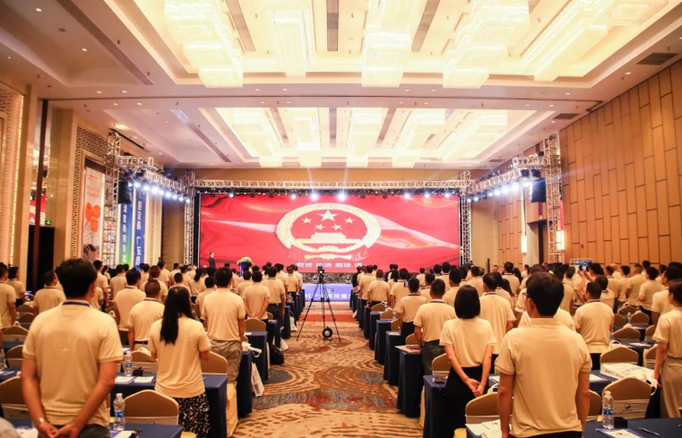 以“守正創(chuàng)新 提質(zhì)增效”為主題的2023廣東涂料產(chǎn)業(yè)高質(zhì)量發(fā)展大會(huì)暨廣東省涂料行業(yè)協(xié)會(huì)第九屆第三次會(huì)員代表大會(huì)在江門(mén)鶴山福朋喜來(lái)登酒店盛大舉行。來(lái)自廣東省工業(yè)與信息化廳材料處、應(yīng)急管理廳?；幰约巴苛闲袠I(yè)協(xié)會(huì)等領(lǐng)導(dǎo)，以及行業(yè)各理事單位、會(huì)員單位、涂料行業(yè)媒體代表等近500人參加此次盛會(huì)，共同探討廣東涂料產(chǎn)業(yè)的高質(zhì)量發(fā)展之路。