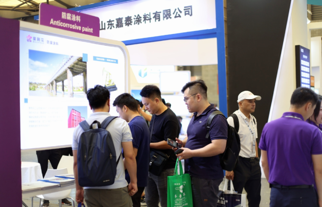 據了解，紫荊花成為中國國家女子足球隊官方支持品牌后，品牌曝光度大幅提升，展位三天期間一直人氣爆棚，吸引了眾多參觀者前來交流和洽談合作事宜，現(xiàn)場意向加盟客戶超過20余位。
