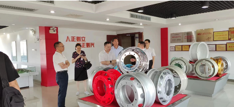 福建省科技廳黨組成員、副廳長(zhǎng)黃舒，省科技型中小企業(yè)技術(shù)創(chuàng)新中心主任鄭昭，市科技局黨組成員、三級(jí)調(diào)研員陳斌，市科技局高新技術(shù)與工業(yè)科技科科長(zhǎng)陳元波一行蒞臨正興車輪集團(tuán)有限公司，對(duì)其進(jìn)行實(shí)地調(diào)研指導(dǎo)。在薌城區(qū)副區(qū)長(zhǎng)周志平和薌城區(qū)工信局局長(zhǎng)歐陽(yáng)思嘉的陪同下，調(diào)研組對(duì)企業(yè)的科技創(chuàng)新、高質(zhì)量發(fā)展等方面給予充分肯定。
