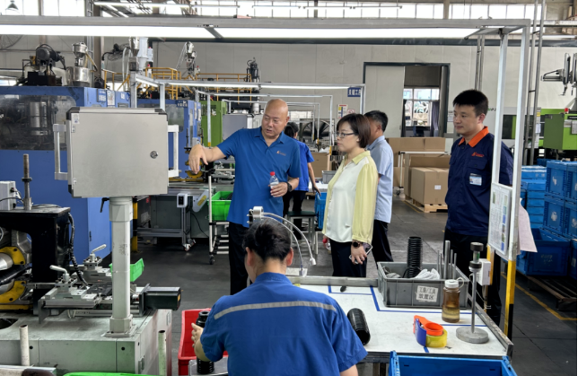 徐文英會(huì)長(zhǎng)一行在南陽(yáng)膠聯(lián)時(shí)代減振科技有限公司考察后，對(duì)該公司近年來(lái)的發(fā)展表示高度贊賞。她特別肯定了公司在空氣彈簧產(chǎn)業(yè)布局和減振橡膠制品開(kāi)發(fā)方面所取得的進(jìn)展，并對(duì)公司的新產(chǎn)品、新工藝、替代進(jìn)口和解決行業(yè)難題給予了高度評(píng)價(jià)。