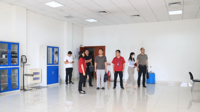 山東省東營市科技局四級調(diào)研員王新俊，市科技局農(nóng)社科科長、機關(guān)黨委負責人楊行德，市科技局高新科負責人馬向明等領(lǐng)導到萬達寶通輪胎公司進行了深入調(diào)研和指導工作。墾利區(qū)科技局黨組書記、局長張鵬，區(qū)科技局研究室主任張芳芳陪同。