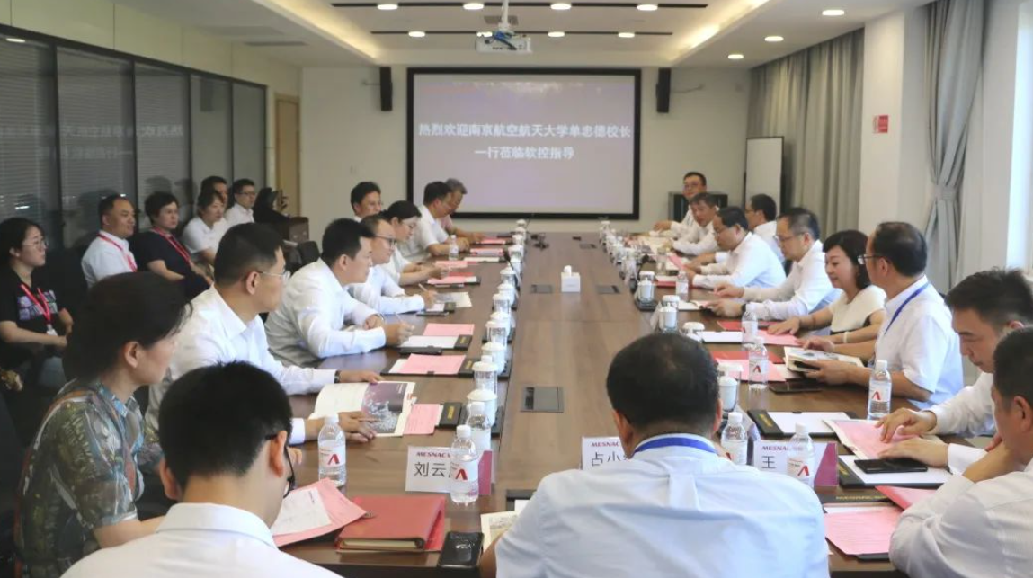日前，中國南京航空航天大學(xué)校長兼中國工程院院士單忠德一行蒞臨軟控股份有限公司(簡稱：軟控)進(jìn)行參觀交流。軟控董事長兼總裁官炳政與副總裁王志明等熱情接待了這次重要訪問。