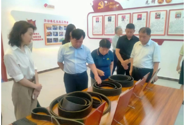 開(kāi)封市政協(xié)副主席兼市財(cái)政局黨組書記、局長(zhǎng)孫國(guó)才率領(lǐng)市政協(xié)代表團(tuán)，共22人一行，蒞臨金久龍實(shí)業(yè)有限公司，深入調(diào)研該企業(yè)的發(fā)展?fàn)顩r。陪同調(diào)研的還有縣政協(xié)副主席楊清泉及縣委統(tǒng)戰(zhàn)部有關(guān)負(fù)責(zé)人。