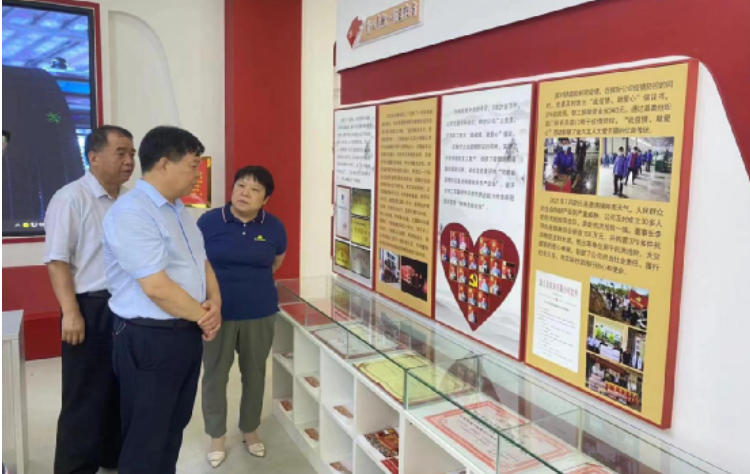 孫國(guó)才一行在參觀了金久龍公司的“五心先鋒”展廳后，聽(tīng)取了該金久龍公司黨委書記兼總經(jīng)理王運(yùn)紅對(duì)企業(yè)情況的介紹，詳細(xì)了解了金久龍公司發(fā)展歷程、生產(chǎn)經(jīng)營(yíng)、技術(shù)創(chuàng)新以及人才需求等方面的詳細(xì)介紹。王運(yùn)紅對(duì)金久龍公司取得的杰出業(yè)績(jī)感到自豪，并表示公司將堅(jiān)持創(chuàng)新發(fā)展，為開(kāi)封市高質(zhì)量發(fā)展貢獻(xiàn)更大力量。