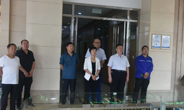 河津市政協(xié)副主席呂平率調(diào)研團(tuán)隊一行于8月11日上午到西安侖化工有限公司調(diào)研。參與此次調(diào)研的還有僧樓鎮(zhèn)黨委書記劉曉霞、安侖化工生產(chǎn)副總孟慶鐸等。