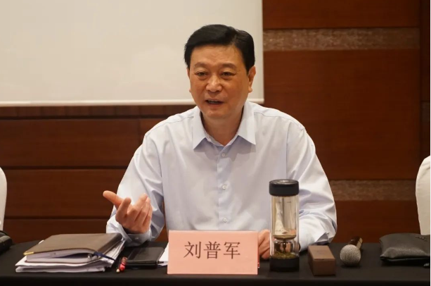 中國涂料工業(yè)協(xié)會于8月2日召開中國涂料高質量發(fā)展座談會，就涂料行業(yè)的未來發(fā)展進行了深入研討。會上，行業(yè)內重要企業(yè)的領導人齊聚一堂，共同探討了當前涂料行業(yè)的發(fā)展形勢以及如何引領行業(yè)向高質量發(fā)展邁進。