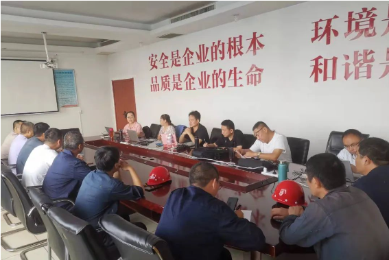邯鄲黑貓公司特聘安全生產(chǎn)專家團隊前往公司，為其安全生產(chǎn)工作提供指導和幫扶。經(jīng)過對現(xiàn)場生產(chǎn)車間的深入排查，公司在專家團隊的建議下，積極整改問題，進一步加強了安全管理和風險防控措施，以確保員工的安全和生產(chǎn)環(huán)境的穩(wěn)定。