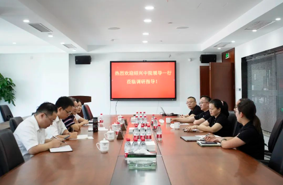 紹興市中級人民法院副院長王惠中一行蒞臨三力士股份有限公司，就該公司的知識產(chǎn)權(quán)保護狀況展開調(diào)研。三力士股份有限公司董事長吳瓊瑛，帶領(lǐng)著團隊的成員，熱情接待了此次調(diào)研。