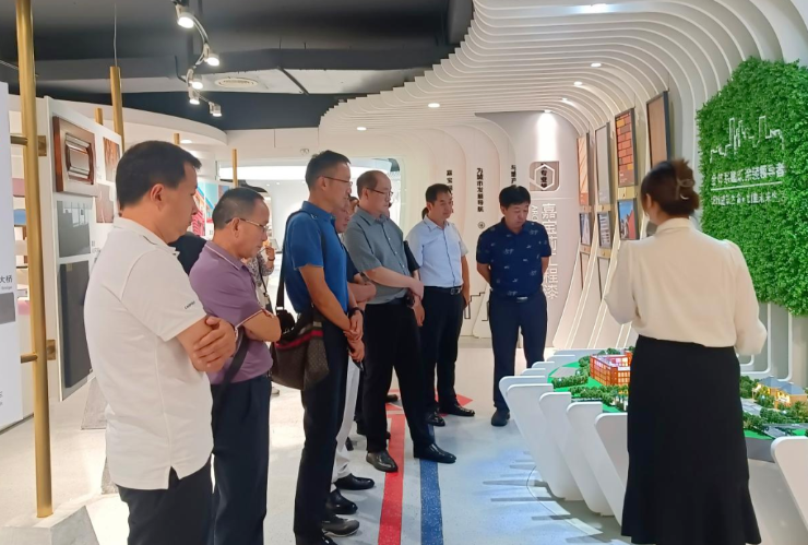 接著，代表團(tuán)參觀了嘉寶莉化工集團(tuán)，這家現(xiàn)代化高新技術(shù)企業(yè)專注于環(huán)保涂料的研發(fā)與創(chuàng)新，致力于為消費(fèi)者創(chuàng)造安全、健康、優(yōu)質(zhì)的產(chǎn)品。在座談交流中，嘉寶莉化工集團(tuán)的高管分享了公司的發(fā)展方向和數(shù)字化平臺(tái)建設(shè)經(jīng)驗(yàn)，與參觀團(tuán)成員就工業(yè)技術(shù)、銷售等進(jìn)行了深入交流。