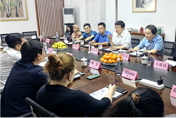 在座談交流中，楊水清董事長詳細介紹了公司發(fā)展狀況，并強調(diào)了與英國愛丁堡大學在新材料領(lǐng)域的合作進展。他表達了與高校合作的愿望，希望充分利用學科和人才資源優(yōu)勢，實現(xiàn)合作共贏。