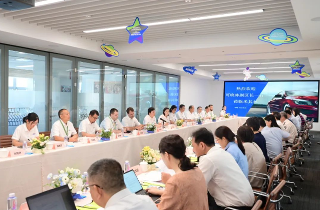 可曉林副區(qū)長提到，目前米其林輪胎一期工程已竣工驗(yàn)收，項(xiàng)目二期工程要在一期的基礎(chǔ)上，打造“超級靈活的綠色、智能、可持續(xù)的未來工廠”，各相關(guān)部門要做好政策解答，與企業(yè)共同研究，合力推動項(xiàng)目平穩(wěn)有序開展。