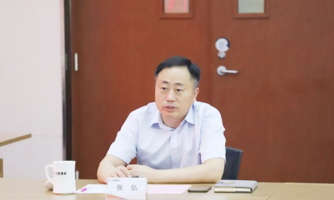 在會議上，北新防水副總經(jīng)理張弘回顧了北新防水的發(fā)展歷程和產(chǎn)業(yè)發(fā)展情況，并強調(diào)了雙方在價值觀和合作基礎(chǔ)方面的契合。他表示，雙方在新型綠色建材開發(fā)領(lǐng)域擁有廣闊的合作空間，希望通過此次戰(zhàn)略合作簽約，啟動一系列綠色產(chǎn)品開發(fā)項目，不僅加深雙方合作，更實現(xiàn)強強聯(lián)合、共同發(fā)展的目標。