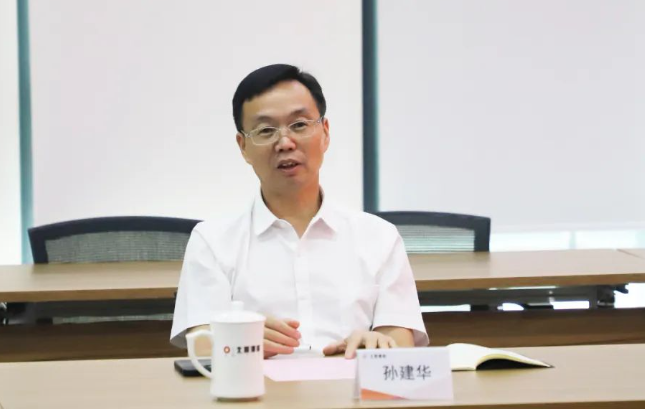 株洲橡膠院的孫建華也在會上介紹了該院的發(fā)展歷程、技術(shù)開發(fā)成果等。他指出，北新防水在資源整合、品牌塑造和市場推廣方面經(jīng)驗豐富，而株洲橡膠院在技術(shù)開發(fā)能力和成果方面頗具實力。雙方將以產(chǎn)業(yè)化前景明確的項目為切入點，實現(xiàn)資源共享，共同推動企業(yè)高質(zhì)量發(fā)展。