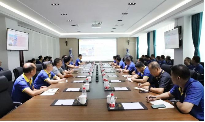 華盛橡膠集團于8月27日在其技術研發(fā)中心舉行了2023年“質量月”的啟動會議。這次會議聚焦于質量的重要性，旨在通過一系列活動，夯實質量基石，構建質量強企的目標。出席會議的有華盛橡膠集團高層領導趙瑞青總經理、張玉亮副董事長、田永山副總經理，以及各工廠主要負責人、研發(fā)中心部門主管等。