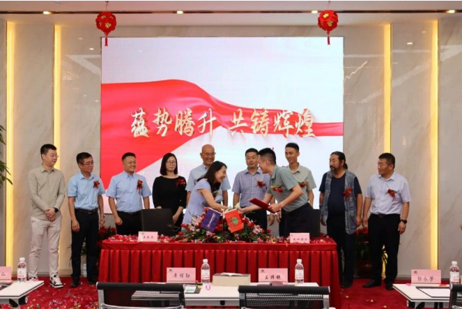 最后，在九環(huán)機械股份有限公司總裁辛程勛和青島泰凱英專用輪胎股份有限公司黨委書記郭永芳的共同見證下，雙方的代表上臺進行了正式簽約。這一重要時刻在熱烈的掌聲中完成，象征著兩家企業(yè)正式啟動全新的合作篇章。