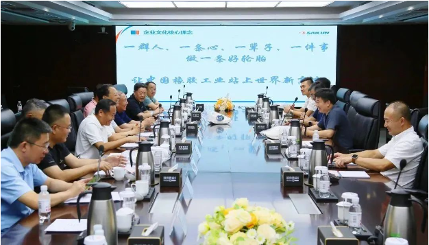 山東省道路運(yùn)輸協(xié)會(huì)會(huì)長(zhǎng)孫慶民，聯(lián)同多位協(xié)會(huì)領(lǐng)導(dǎo)和企業(yè)高管到賽輪集團(tuán)進(jìn)行訪問(wèn)。賽輪集團(tuán)總裁謝小紅及團(tuán)隊(duì)熱情接待了到訪的嘉賓。