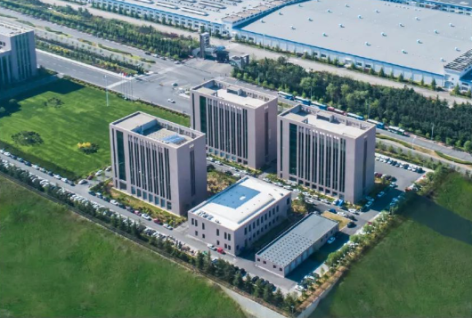 三角輪胎發(fā)布了2023年上半年的業(yè)績報告。數(shù)據(jù)顯示，上半年，三角輪胎實現(xiàn)了營業(yè)收入達(dá)到51.9億元，同比增長了21.5%;實現(xiàn)歸屬上市公司股東的凈利潤6.1億元，同比增長180%。