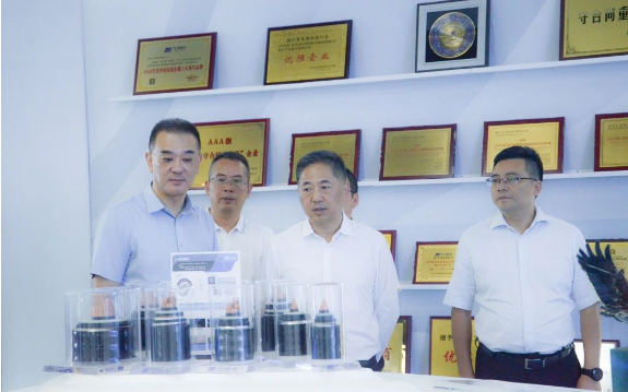 在萬馬創(chuàng)新園的展廳，宦金元副市長一行詳細(xì)了解了萬馬股份的發(fā)展歷程、核心業(yè)務(wù)、產(chǎn)業(yè)結(jié)構(gòu)和產(chǎn)品優(yōu)勢等。他們不僅聆聽了公司高管關(guān)于光伏項目的介紹，還觀看了相關(guān)的項目視頻。這次考察使他們對萬馬股份在新智造電纜領(lǐng)域的概況以及在企業(yè)綠色發(fā)展方面取得的成果有了更加具體的了解。