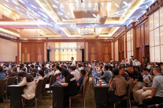 整個大會將持續(xù)至9月6日，同時，第十屆中國國際線纜及線材展覽會也在同期舉行，為行業(yè)內(nèi)人士提供了深入交流和展示的機會。本次活動的舉辦將進一步促進電線電纜行業(yè)的交流合作，推動行業(yè)的持續(xù)健康發(fā)展。