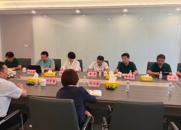 徐文英一行首先參觀了南通回力的項(xiàng)目展廳，隨后踏入再生橡膠加工回用車(chē)間，詳細(xì)了解了從原材料加工到成品橡膠生產(chǎn)的整個(gè)工藝流程。他們仔細(xì)詢問(wèn)了車(chē)間內(nèi)設(shè)備的運(yùn)轉(zhuǎn)情況，以及智能化車(chē)間的建設(shè)進(jìn)展。據(jù)了解，南通回力橡膠利用智能化技術(shù)，能夠準(zhǔn)確滿足不同客戶的生產(chǎn)需求，其系列橡膠制品在輪胎、膠板、膠管、膠帶、膠鞋等領(lǐng)域具有可靠的質(zhì)量和廣泛的適用性。