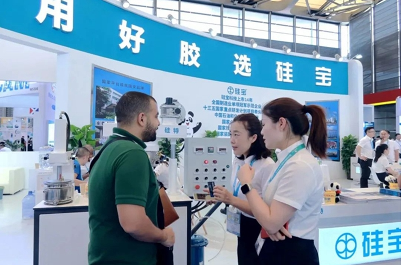 此外，硅寶科技還展示了硅烷偶聯(lián)劑和專業(yè)制膠設(shè)備，這些展品也受到了專業(yè)觀眾的熱切關(guān)注。展會現(xiàn)場，各業(yè)內(nèi)知名專家和領(lǐng)導(dǎo)紛紛蒞臨硅寶展臺慰問，并鼓勵硅寶繼續(xù)在有機(jī)硅密封膠行業(yè)中發(fā)揮引領(lǐng)作用。