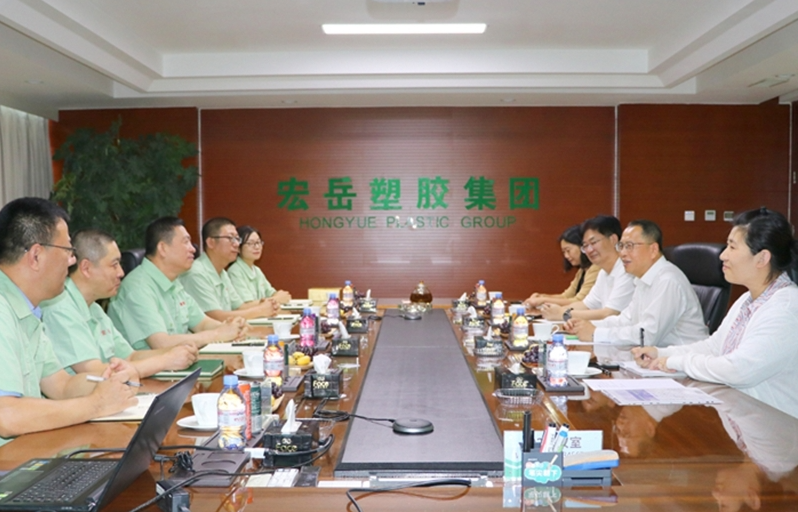 據(jù)了解，宏岳塑膠集團(tuán)成立于2001年，是一家集科研開發(fā)、生產(chǎn)銷售為一體的大型環(huán)保塑膠管道企業(yè)。集團(tuán)總部位于秦皇島經(jīng)濟(jì)技術(shù)開發(fā)區(qū)，擁有多個(gè)生產(chǎn)基地，總面積達(dá)300,000平方米，年生產(chǎn)能力達(dá)30萬噸。他們提供廣泛的塑膠管道系統(tǒng)，包括公共建筑和民用建筑管道、市政管道、地面輻射采暖管道等。馬君董事長感謝中國塑協(xié)長期以來對(duì)宏岳集團(tuán)的支持，并分享了集團(tuán)的發(fā)展現(xiàn)狀，強(qiáng)調(diào)了集團(tuán)的初心和產(chǎn)品系統(tǒng)的不斷完善。