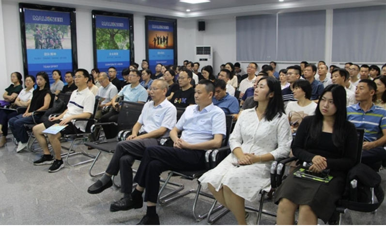 廣東省工業(yè)和信息化廳主辦、中山大學(xué)承辦的2023年廣東省創(chuàng)新能力建設(shè)專題研修班來到廣東美聯(lián)新材料股份有限公司總部考察。本次活動旨在促進(jìn)企業(yè)間的交流與合作。