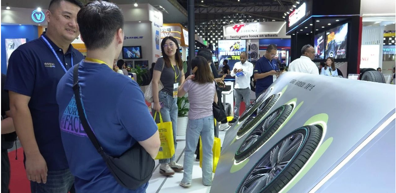 不僅如此，賽輪集團(tuán)還展示了其液體黃金轎車胎產(chǎn)品家族中的高端定制輪胎產(chǎn)品，即液體黃金彩邊胎。這些輪胎以朱砂紅、孔雀藍(lán)、耀金黃和熒光綠等炫彩高顏值的設(shè)計，滿足了更多車主的個性化用胎需求。