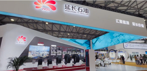 本次展覽會(huì)吸引了眾多橡膠行業(yè)的參展企業(yè)，其中陜西延長(zhǎng)石油西北橡膠有限公司也受邀參展，他們的展區(qū)匯集了各類橡膠制品，包括子午線輪胎和飛機(jī)輪胎等。這些產(chǎn)品的獨(dú)特之處在于它們是由該公司自主研發(fā)和生產(chǎn)的，因此備受觀眾關(guān)注。