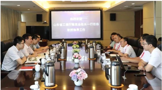 山東省工業(yè)和信息化廳軟件與信息服務(wù)業(yè)處處長(zhǎng)陳克全一行來(lái)到軟控股份，深入研究橡膠輪胎行業(yè)工業(yè)軟件的研發(fā)、應(yīng)用和推廣情況。軟控股份公司副總裁向坤宏熱情接待了到訪領(lǐng)導(dǎo)。