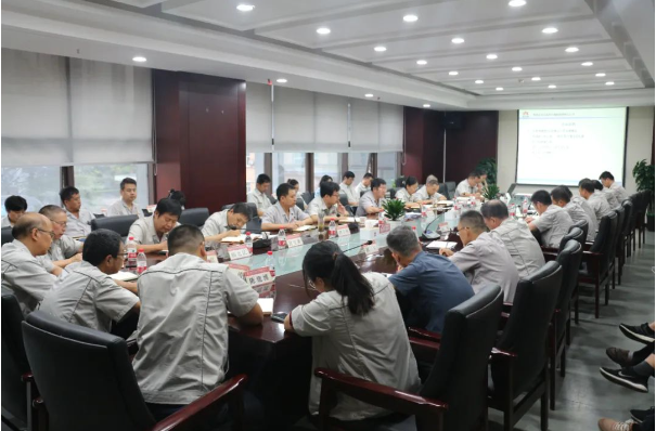 陜西延長石油西北橡膠有限公司于9月11日召開了9月份的工作對接會。會議由西橡公司副總經(jīng)理寧博主持，西橡公司總經(jīng)理兼黨委副書記張航偉也出席并發(fā)表講話。與會的還包括西橡公司領導班子成員和各單位各部門負責人。
