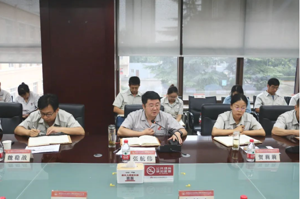 同時，會議強調(diào)了加快深化改革的步伐，通過頂層設計與基層探索相結合，制定改革計劃，解決體制機制問題。還強調(diào)了黨建和生產(chǎn)經(jīng)營的深度融合，通過主題教育等方式，推動黨員干部發(fā)揮模范帶頭作用，關心員工生活，確保各項任務的順利實施。