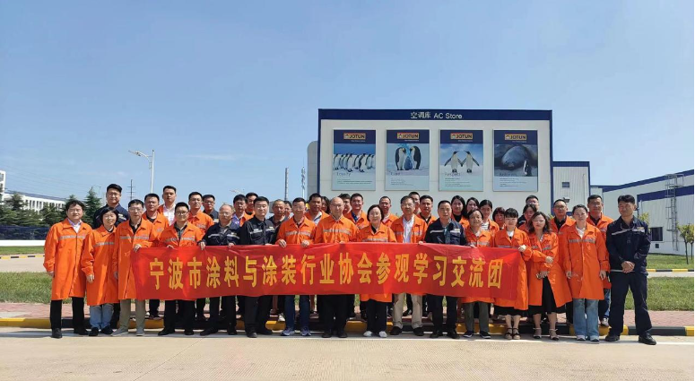 寧波涂協(xié)考察團蒞臨了中遠佐敦船舶涂料(青島)有限公司，公司總監(jiān)徐繼偉熱情歡迎了考察團。在座談交流中，徐繼偉總監(jiān)介紹了公司的歷史和企業(yè)精神，以及企業(yè)管理、制度文化建設(shè)、物流管理、公益慈善、社會責任等方面的情況。汪立波會長和吳曉明秘書長向徐繼偉總監(jiān)一行的熱烈歡迎表示衷心感謝，佐敦集團作為制漆領(lǐng)域的全球卓越品牌，將成為他們學習和借鑒的方向。