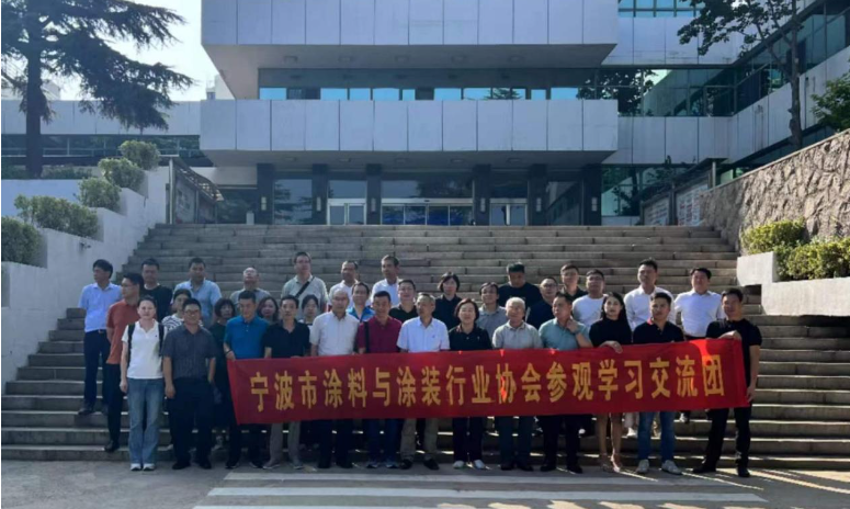 最后一站，寧波涂協(xié)考察團來到了海洋化工研究院，受到了院長閆永江和博士桂泰江的熱情歡迎。在座談交流中，桂泰江博士介紹了海洋化工研究院的情況，強調(diào)了其在海洋涂料研發(fā)和功能性涂料方面的專業(yè)性。