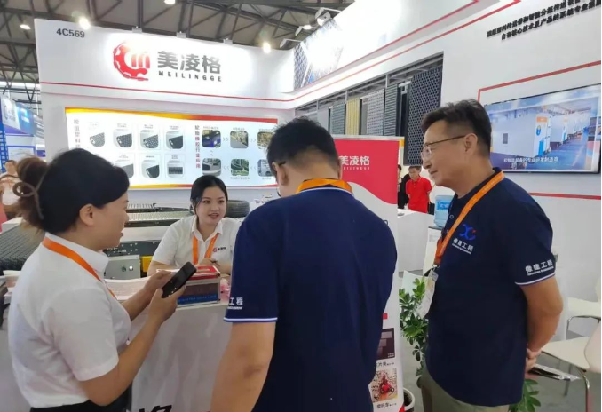 展會期間，眾多參觀者對美凌格的輪胎傳送帶解決方案給予了高度評價?？蛻艏娂姳硎荆懒韪竦南冗M技術和創(chuàng)新產品為生產線的運作提供了更高效的解決方案，使他們在提高生產效率的同時，降低了成本和資源浪費。