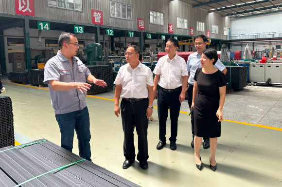 在考察過程中，代表團還訪問了多家塑料企業(yè)，其中包括了杭州明象科技有限公司、浙江中財型材有限責任公司以及浙江同正管道技術(shù)有限公司等。他們與企業(yè)高層進行了座談，了解了企業(yè)的發(fā)展歷程、產(chǎn)品研發(fā)、市場拓展和主要客戶情況。同時，代表團也提供了專業(yè)意見和建議，鼓勵企業(yè)參與更多行業(yè)活動，拓展品牌形象，并加強與協(xié)會的合作。
