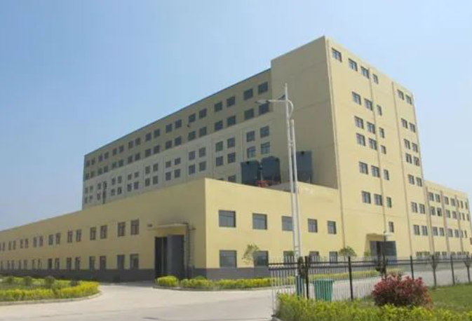 吉馳輪胎成立于2011年，總部位于中國安徽蚌埠懷遠(yuǎn)經(jīng)濟(jì)開發(fā)區(qū)，占地1000畝。公司專注于高性能半鋼子午線輪胎的研發(fā)、生產(chǎn)和銷售，項(xiàng)目總投資30億元，設(shè)計產(chǎn)能1200萬套。公司擁有國內(nèi)外一流的研發(fā)、生產(chǎn)、檢測設(shè)備，所有主要設(shè)備均來自歐盟、日本等國的進(jìn)口。