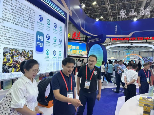 二十三屆中國國際投資貿(mào)易洽談會(huì)在福建廈門順利舉行，吸引了來自世界各地的企業(yè)參展。在這個(gè)盛大的國際活動(dòng)上，山東省唯一受邀的輪胎企業(yè)，華盛橡膠，閃耀登場，向觀眾展示了其最新的創(chuàng)新產(chǎn)品。
