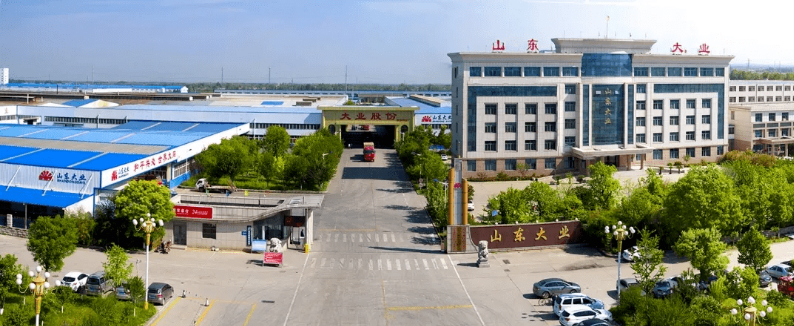大業(yè)股份的客戶群體廣泛，包括了國(guó)內(nèi)知名的輪胎制造商如中策橡膠、玲瓏輪胎、賽輪輪胎等，還有一些國(guó)際輪胎制造商如米其林、普利司通、固特異等。這個(gè)多元化的客戶群體使得公司在市場(chǎng)上擁有穩(wěn)固的地位。