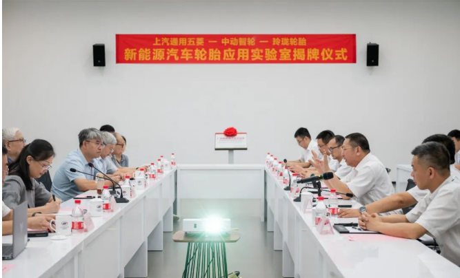 與上汽通用五菱密切合作的合作伙伴之一，玲瓏輪胎也在汽車產(chǎn)業(yè)中扮演著重要的角色。他們多年來一直致力于提高零部件的質(zhì)量，以滿足客戶對高品質(zhì)和高性能輪胎的需求。這些努力得到了全球60多家汽車廠的認可，使其成為中國輪胎行業(yè)的佼佼者。