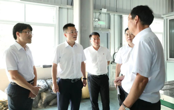 浙江省臺州市三門縣委書記陳曦一行前往珠岙鎮(zhèn)，就橡膠行業(yè)的優(yōu)化提升工作展開深入調(diào)研。此次行動旨在進一步充分發(fā)揮三門縣在橡膠資源方面的優(yōu)勢，將其轉(zhuǎn)化為可持續(xù)發(fā)展的競爭優(yōu)勢。