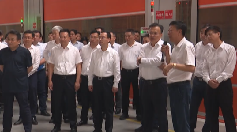 近日，江蘇省制造業(yè)智能化改造數(shù)字化轉(zhuǎn)型工作推進會在宿遷召開，會前胡廣杰副省長、劉浩市長及省工信廳、發(fā)改委、科技廳等領(lǐng)導(dǎo)一行參觀了江蘇三元輪胎有限公司全鋼子午線輪胎智慧工廠。