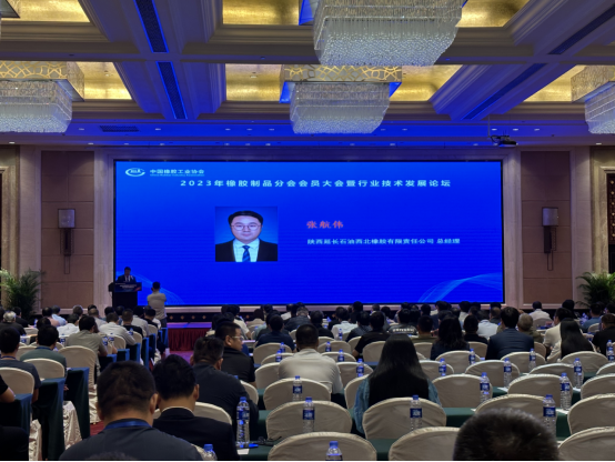 會(huì)議第一天，橡膠制品分會(huì)專家組(擴(kuò)大)會(huì)議召開，會(huì)議聚焦行業(yè)的熱點(diǎn)問(wèn)題，深入討論了多個(gè)議題。其中包括新能源、新基建、5G等新領(lǐng)域?qū)ο鹉z制品行業(yè)的影響和發(fā)展趨勢(shì)，以及如何應(yīng)對(duì)橡膠制品產(chǎn)業(yè)鏈重組和出口問(wèn)題，探討碳排放、減碳措施以及綠色發(fā)展問(wèn)題，以及信息化對(duì)提升行業(yè)質(zhì)量、技術(shù)和管理水平的作用，還就品牌和標(biāo)準(zhǔn)在行業(yè)高質(zhì)量發(fā)展中的角色進(jìn)行了深入探討。