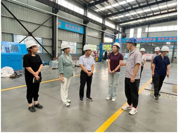焦作市政府高層代表團于9月20日蒞臨河南華東電纜股份有限公司，對其二期重點項目建設(shè)情況進行了深入調(diào)研。本次代表團成員包括焦作市人大財經(jīng)委主任畢明奇、市發(fā)改委副主任景國紅等，與之同行的還有修武縣發(fā)改委副主任付英祖、經(jīng)開區(qū)黨工委委員、科技和人力資源局局長王愛萍等政府官員。華東電纜外聯(lián)副總青炎飛陪同進行了調(diào)研。