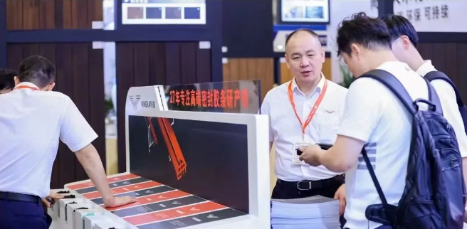 據(jù)了解，榮基公司在本次展會上展示了一系列密封膠條產品，包括TPV三復合膠條、三元乙丙膠條、氯丁橡膠膠條和硅膠膠條等，這些產品廣泛應用于門窗幕墻、家用電器、光伏等多個領域，為高品質生活提供全方位的支持。