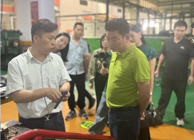 榮基塑料制品有限公司一直以來致力于創(chuàng)新和卓越，為門窗行業(yè)提供高品質(zhì)的密封膠條產(chǎn)品。在曾奎會長的引領(lǐng)下，走訪團成員深入?yún)⒂^了榮基公司的智能化車間。2022年底，榮基對其煉膠中心進行了全面煥新升級，引進了全自動上輔機和下落式密煉機混煉膠系統(tǒng)，并植入了自動化管理系統(tǒng)，這不僅進一步提高了產(chǎn)能，也徹底提升了企業(yè)的智能化管理水平。