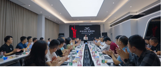 在隨后的座談會上，雙方進行了深入的交流與探討。座談會由榮基公司總經(jīng)理劉進容主持，他詳細介紹了榮基的發(fā)展歷程、技術(shù)優(yōu)勢和經(jīng)典項目。特別值得一提的是，劉總還詳細闡述了榮基專為門窗企業(yè)研發(fā)的全新整框焊接密封膠條的性能和優(yōu)勢，引起了在座嘉賓的濃厚興趣。